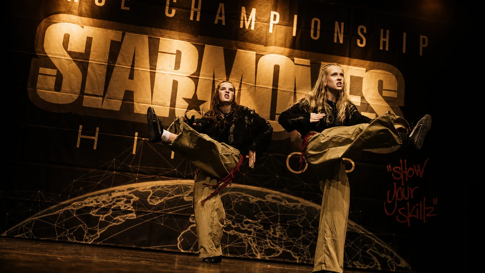 Team der Movin Dance School auf der Bühne