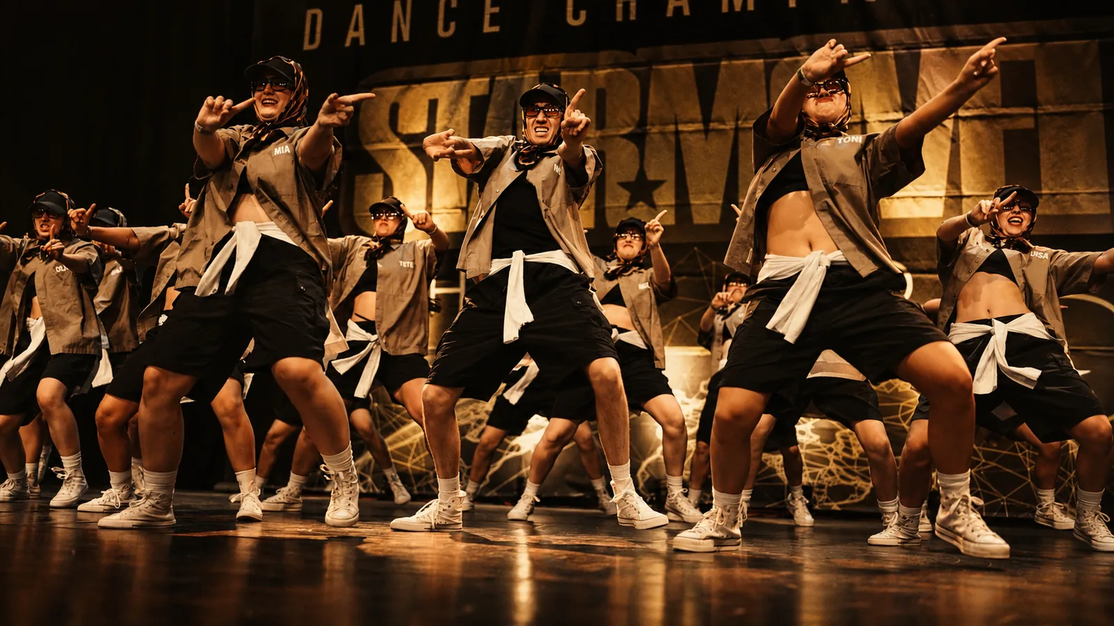 Tänzerinnen und Tänzer der Movin Dance School auf der Bühne